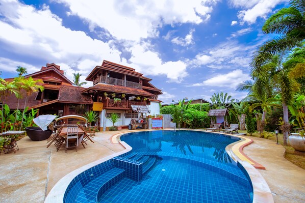 Poolside bar