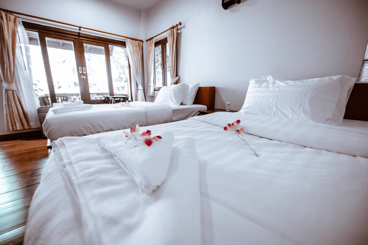 Exclusive Twin Room | Minibar, individually decorated, desk, blackout drapes