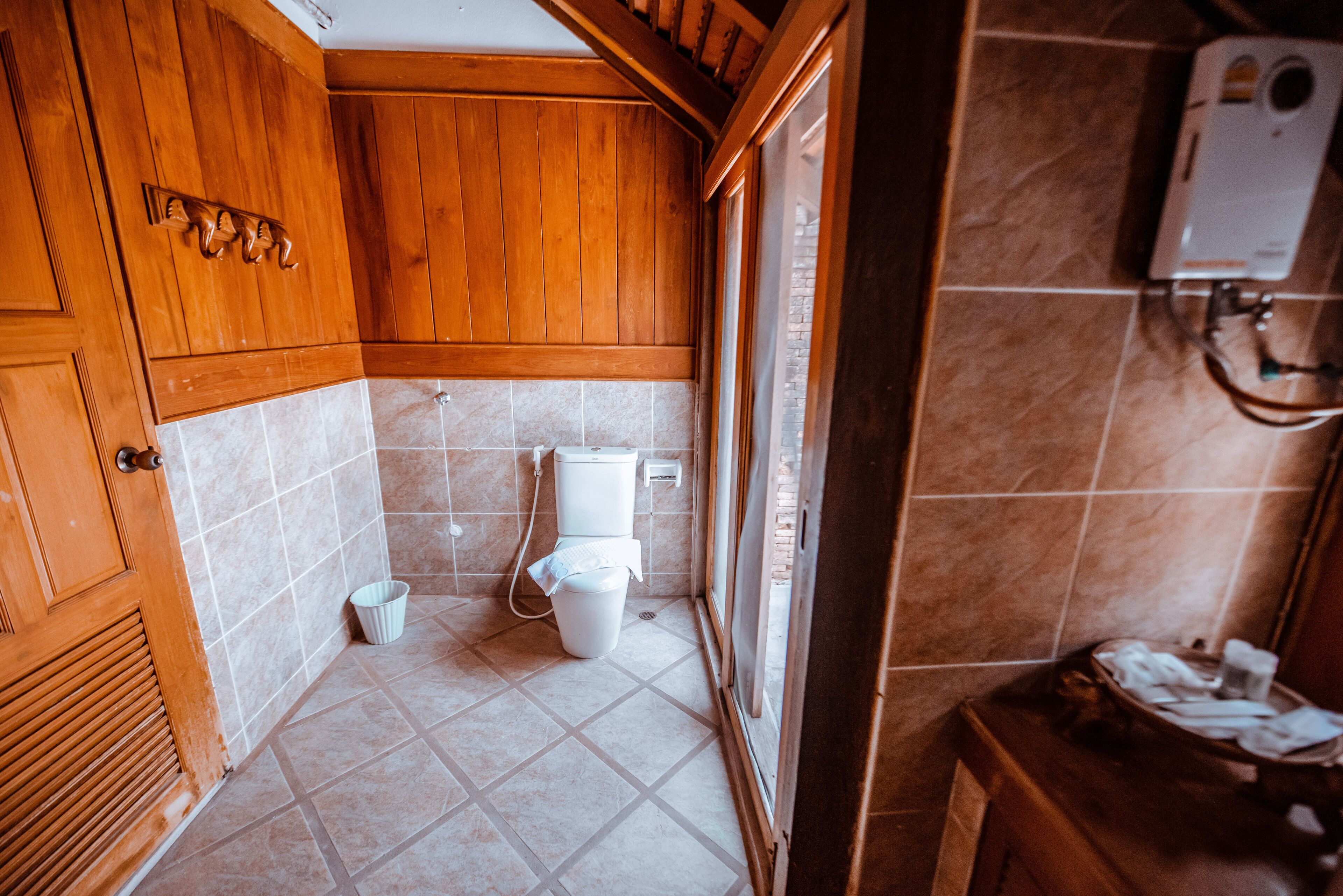 deluxe double room | bathroom | shower, rainfall showerhead, free toiletries, hair dryer