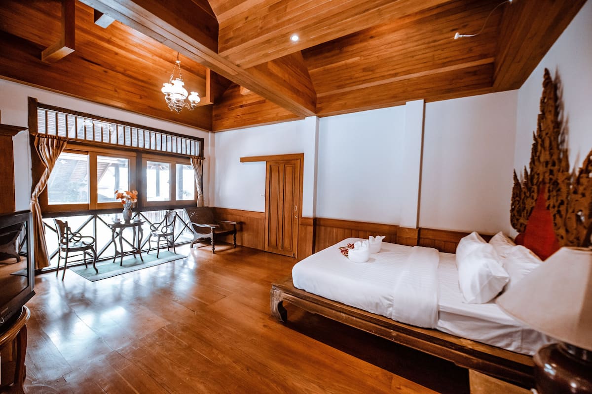 deluxe double room | minibar, individually decorated, desk, blackout curtains