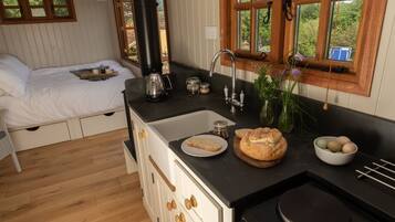 Frigorífic, forn, placa de cuina i cafetera i tetera