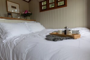 1 bedroom, free WiFi, bed sheets - Luxury Shepherds Hut with hot tub and WiFi in rural location near Bath +Bristol (Bristol)