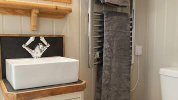 Dutxa, assecador de cabells, tovalloles i sabó