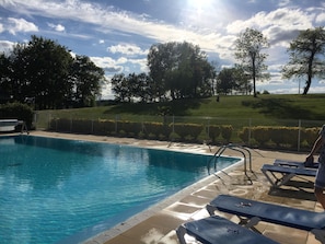 Una piscina al aire libre, una piscina climatizada