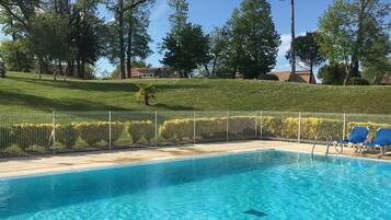 Una piscina al aire libre, una piscina climatizada