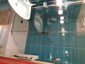 Haartrockner, Handtücher, Seife, Shampoo