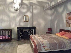 3 slaapkamers, een strijkplank/strijkijzer, wifi, beddengoed