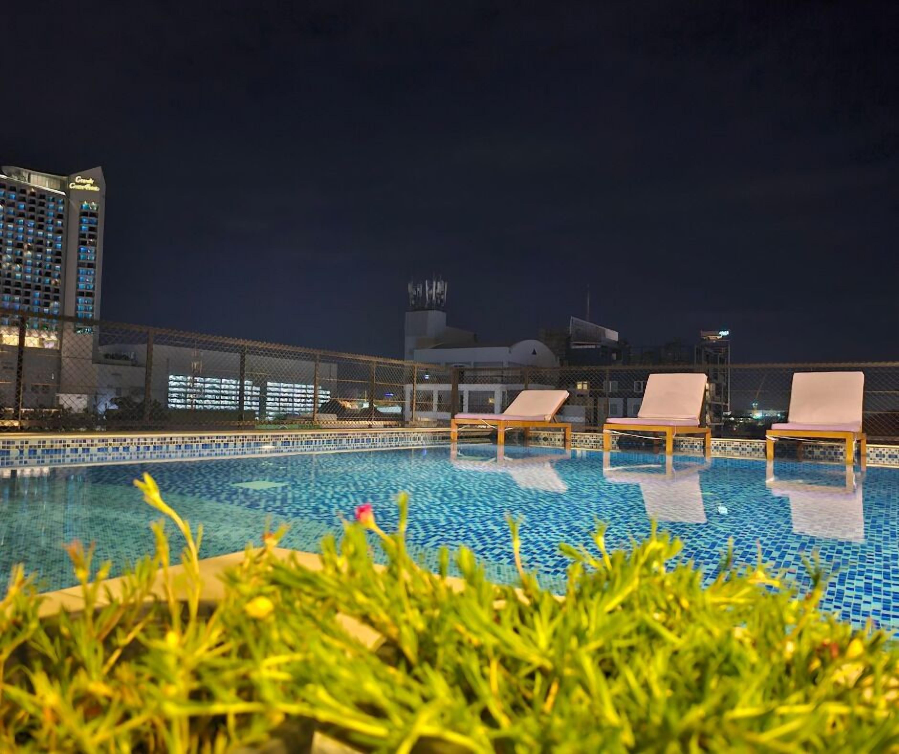 outdoor pool, open 8:00 am to 9:00 pm, free pool cabanas, pool umbrellas