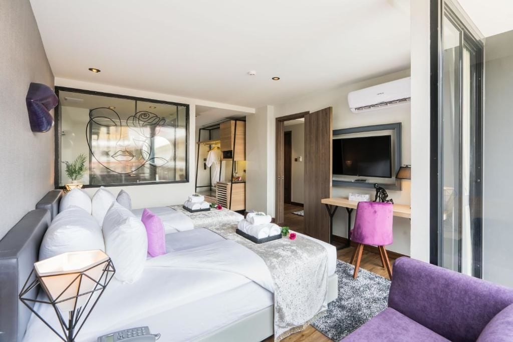 deluxe room | 1 bedroom, minibar, in-room safe, individually decorated