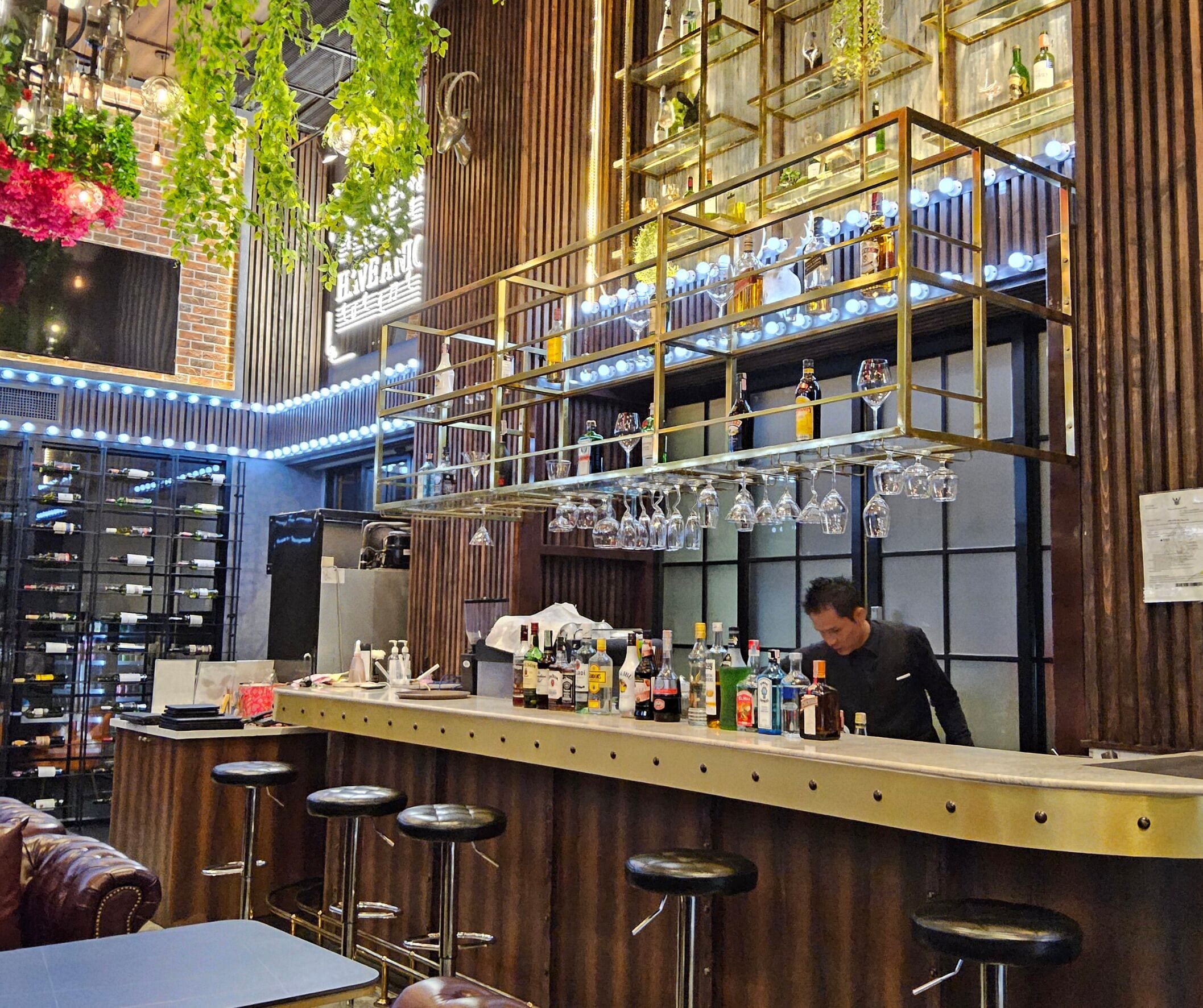 breakfast, lunch, dinner served; international cuisine