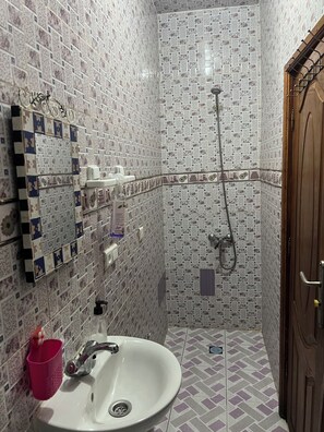 Hiustenkuivaaja, pyyhkeet, saippua, vessapaperi