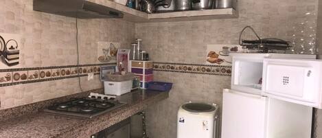 ثلاجة، فرن، ماكينة لصنع القهوة/الشاي، محمصة خبز