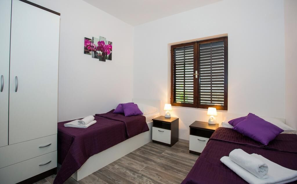 2 bedrooms, internet, bed sheets