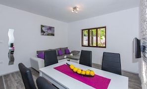 TV - Villa Roza- Two-Bedroom Apartment (Mokosica)