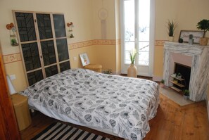 4 bedrooms, travel cot