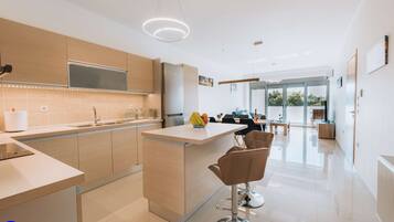 Kylskåp, mikrovågsugn, ugn och spishäll