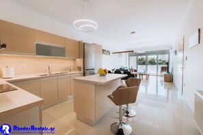 Kylskåp, mikrovågsugn, ugn och spishäll