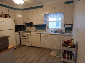 Microwave, dishwasher, cookware/dishes/utensils, spices - Newly renovated family home 11/2 blocks from the beach and town center (Sea Isle City)