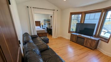 4 bedrooms, memory-foam beds, desk, blackout curtains