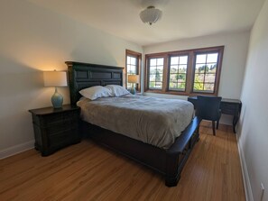 4 bedrooms, memory foam beds, desk, blackout drapes