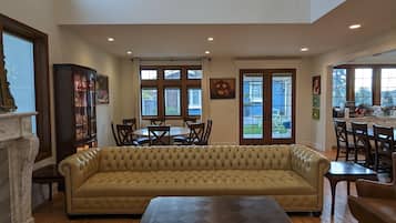 Smart TV, Netflix, streaming services, video library