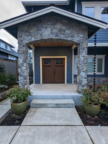 Ylellisesti nimetty vierastalo lepää Talbot Hillin naapurustossa.