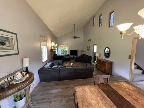 3Br/2Bath Gearhart, New Furniture, New Flooring, Fireplace,