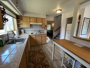 Fridge, oven, dishwasher, coffee/tea maker