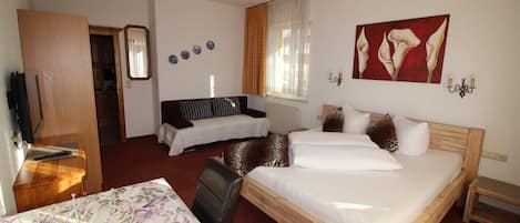 1 bedroom, desk, WiFi, bed sheets