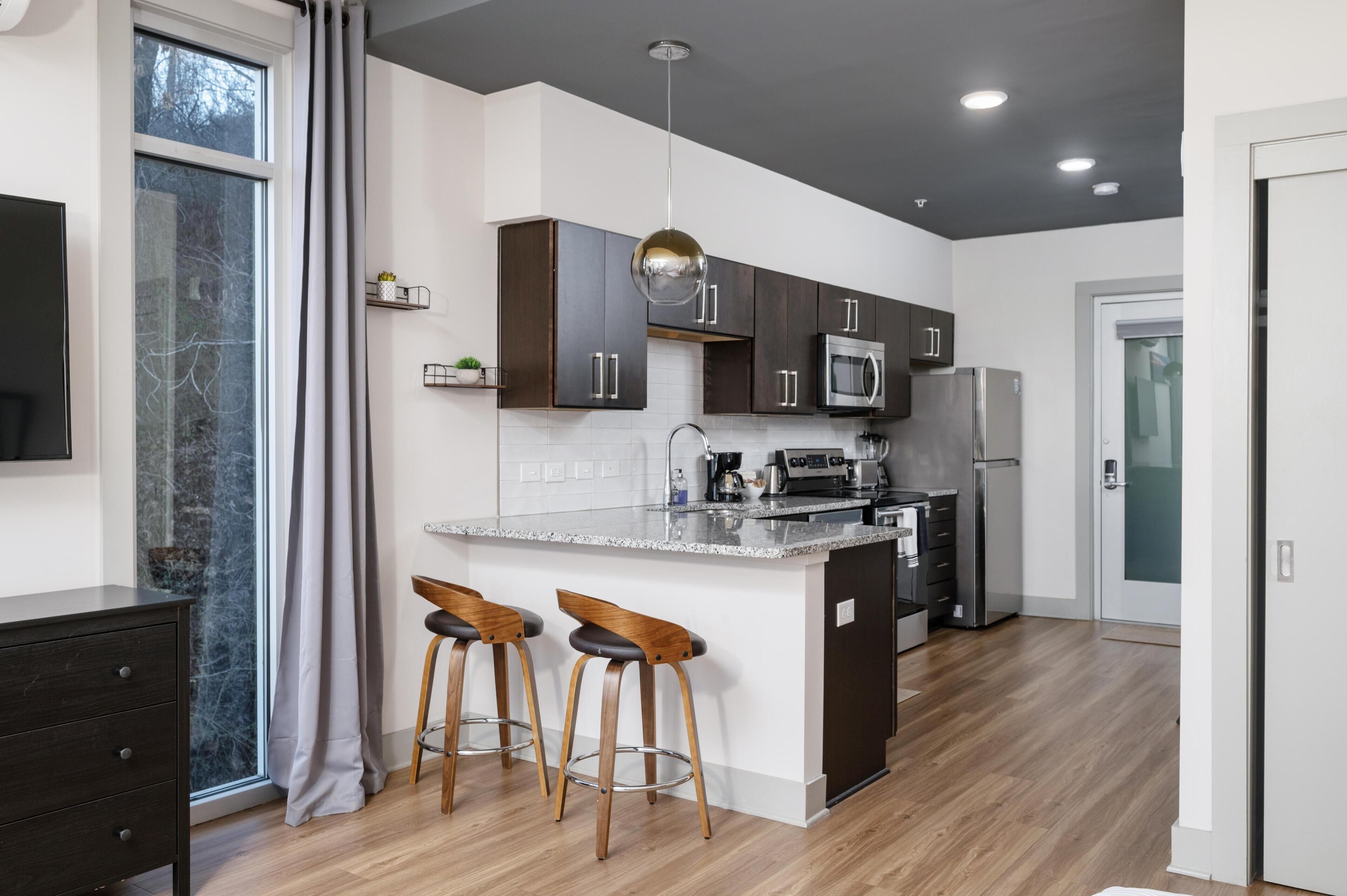 Kjøleskap, mikrobølgeovn, ovn og kokeplater