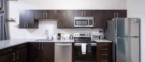Refrigerador, microondas, horno y parrilla de estufa