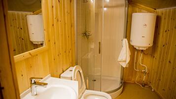 Deluxe Double or Twin Room | Bathroom | Shower, shampoo