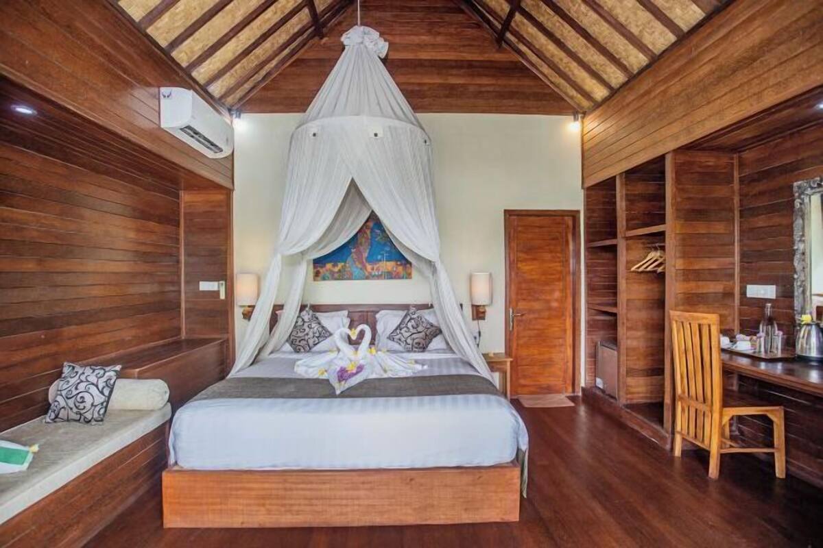 Desk, WiFi (free), bed sheets