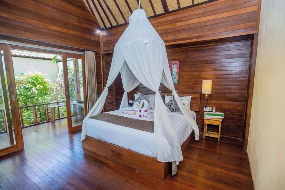 Desk, WiFi (free), bed sheets