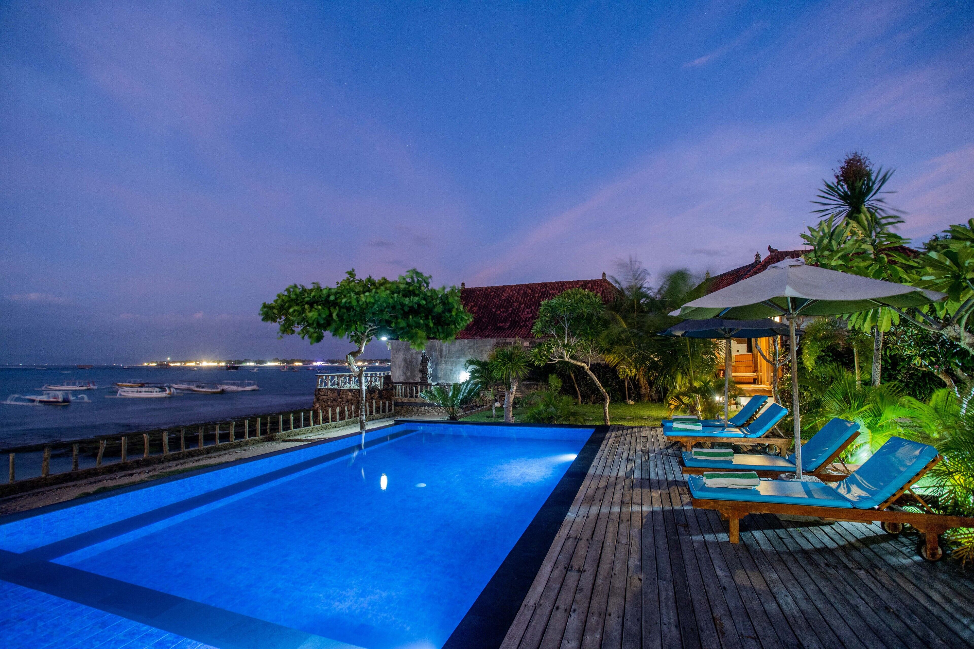 Una piscina al aire libre