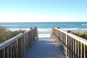 Beach nearby - ROMANTIC RETREAT, Great Location, King bed , Wifi, Deeded beach access (Seacrest)