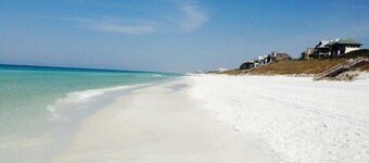 ROMANTIC RETREAT, Great Location, King bed , Wifi, Deeded beach access