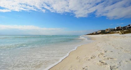 ROMANTIC RETREAT, Great Location, King bed , Wifi, Deeded beach access