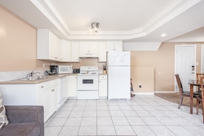 Kylskåp, mikrovågsugn, ugn och spishäll