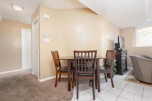 Dining - Paradise Canyon Golf Resort - Luxury Condo M409 (Lethbridge)