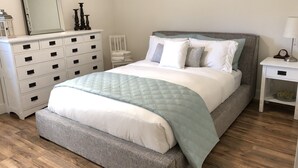 Room - Stunning views of Kalamalka and Wood Lake! (Lake Country)