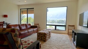 Living area - Stunning views of Kalamalka and Wood Lake! (Lake Country)