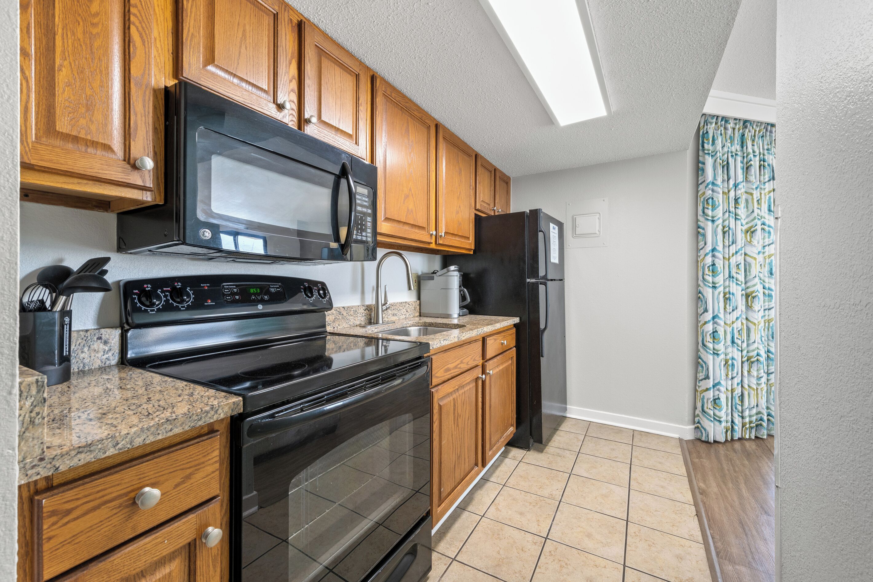 Coffee/tea maker, fridge, microwave, oven