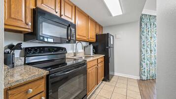 Coffee/tea maker, fridge, microwave, oven