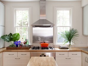 Fridge, microwave, oven, stovetop - Palm House- Prime Setting and 5 Stars (Charleston)