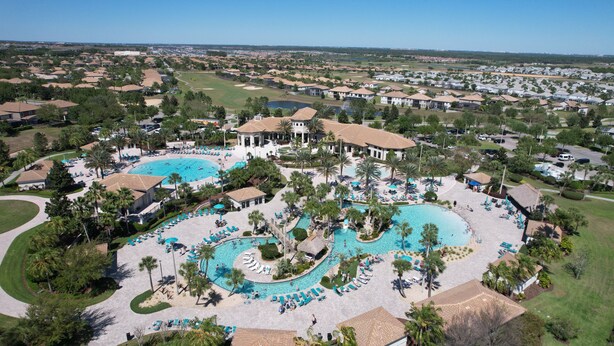 Un resort con varias piscinas, un campo de golf y un amplio estacionamiento.