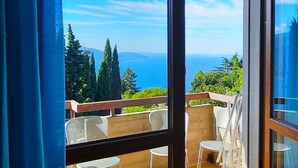 A balcony with a view of the ocean and trees. - Appartamento 108 Benaco (Tignale)