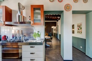 Fridge, oven, stovetop, dishwasher
