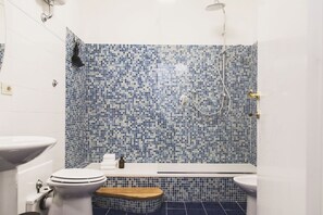 Shower, hair dryer, bidet, towels - TrastevereHome - Santa Cecilia in Trastevere with Balcony (Roma)