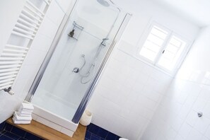 Dusche, Haartrockner, Bidet, Handtücher